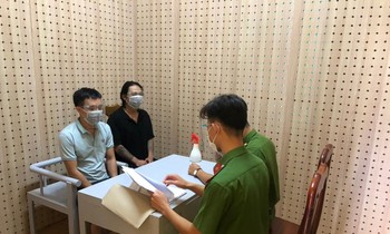 Hiển (áo đen) và Úy tại cơ quan công an