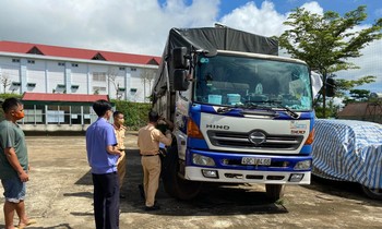 Xe ô tô tải do An điều khiển