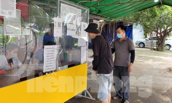 Người dân khai báo tại chốt kiểm soát dịch COVID-19 ở cầu 14, địa phận huyện Cư Jút