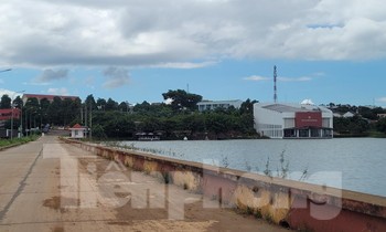 Phần đất quy hoạch đất Công viên cây xanh hồ Tân An, nhưng lại cấp sổ đỏ (đất thương mại dịch vụ) cho cá nhân thuê 50 năm