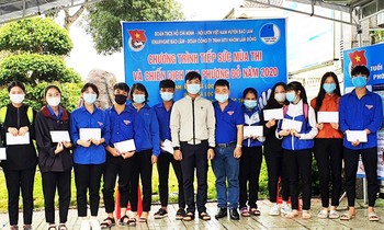 Huyện Đoàn Bảo Lâm trao học bổng cho thí sinh nghèo.