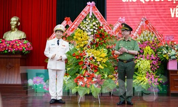 Thượng tướng Nguyễn Văn Thành tặng hoa chúc mừng thiếu tướng Lê Văn Tuyến