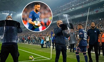 Neymar yêu cầu cảnh sát bảo vệ khi đá phạt góc vì bị tấn công
