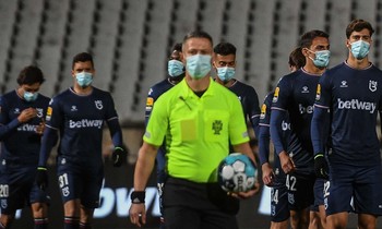 Chỉ còn 9 cầu thủ vì COVID-19, đội bóng Bồ Đào Nha thua thảm 0-7
