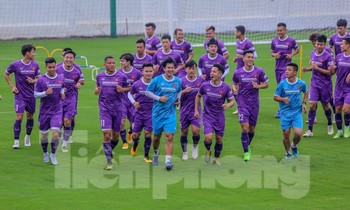 Văn Hậu, Trọng Hoàng làm ‘khán giả’ trong buổi tập đầu tiên của ĐT Việt Nam