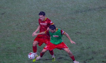 ĐT Việt Nam 'luyện công' dưới cơn mưa tầm tã