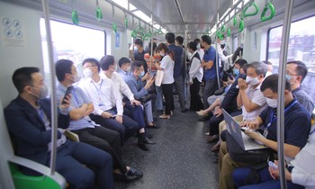 Đường sắt Cát Linh - Hà Đông miễn phí vé 15 ngày, người dân xếp hàng chờ trải nghiệm