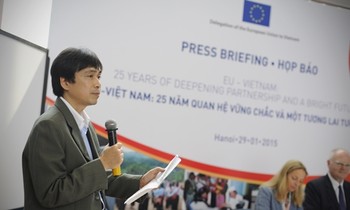 Nhà báo Nguyễn Huy Lộc – Tổng Biên tập báo Sinh Viên Việt Nam phát biểu phát động cuộc thi viết “Điều gì làm bạn ấn tượng nhất về EU, hãy viết ra và giành vé máy bay đến thăm châu Âu” tại buổi họp báo công bố về các hoạt động kỷ niệm 25 năm quan hệ ngoại