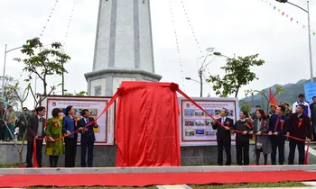Lễkéo băng khánh thành Cột cờ. (Ảnh: Tùng Duy)