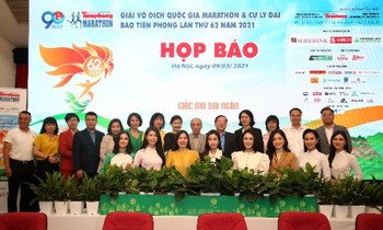 Ban tổ chức chụp ảnh lưu niệm cùng các nhà tài trợ, đơn vị đồng hành cùng Tiền Phong Marathon 2021 tại buổi họp báo. Ảnh: Như Ý