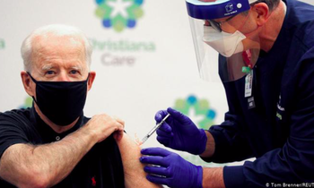 : Tổng thống Mỹ Joe Biden được tiêm vắc-xin COVID-19 trước lễ nhậm chức. Ảnh: Reuters