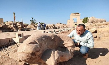 Một chiếc đầu tượng vừa được tìm thấy ở "Đại lộ Nhân sư"