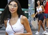 Nàng mẫu 9x Chantel Jeffries diện mốt không nội y xuống phố