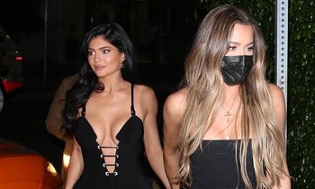 Kylie Jenner mặc xẻ ngực sâu đến eo đi sự kiện
