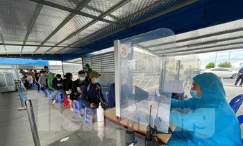 Người dân xếp hàng chờ khai báo y tế để vào Quảng Ninh