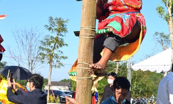 Thót tim nghi lễ 'chân đất leo dao' của người Sán Dìu - Vân Đồn