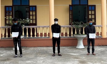 Mạo danh chốt phòng dịch chặn đường thu tiền, không nộp tiền liền bị đánh