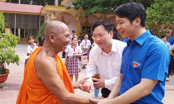 Bí thư Trung ương Đoàn chúc Tết đồng bào Khmer tại Trà Vinh