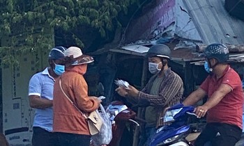 Chị H. bị Công an TP. Tuy Hoà bắt quả tang khi đang bán dạo kit test nhanh COVID - 19. Ảnh Công an TP. Tuy Hoà