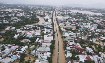 Đường phố, nhà cửa người dân Nha Trang chìm ngập trong nước lũ