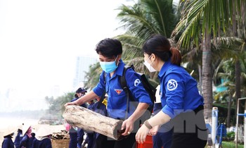 Bãi biển Nha Trang tràn ngập rác thải sau mưa lũ