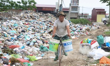 Bắc Ninh: Rác thải ngập đường vào thôn Ngô Nội
