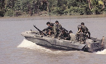 Đội SEAL 1 trên thuyền tấn công xuôi dòng sông Hậu (ảnh chụp tháng 11/1967). Ảnh: J. D. Randall.