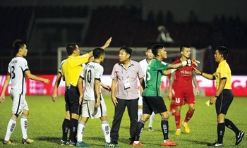BHL CLB SHB Ðà Nẵng lao vào sân phản ứng quyết định của trọng tài truất quyền thi đấu với thủ môn Lê Văn Hưng. Ảnh: VSI.