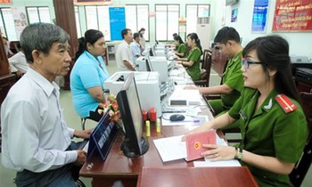 Việc gỡ bỏ hộ khẩu giúp người dân giảm bớt được nhiều phiền hà. Ảnh: PV.