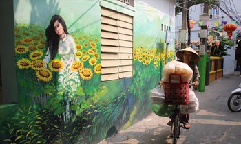 Xóm bích họa có khoảng 40 bức tranh được vẽ lên các mảng tường. Ảnh: T.T.