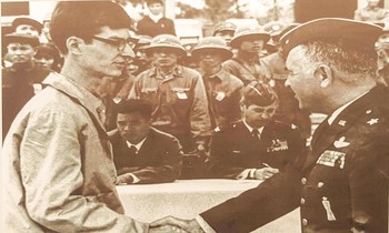 Ông Chenoweth được trao trả về nước ngày 15/3/1973. Ảnh: T.L