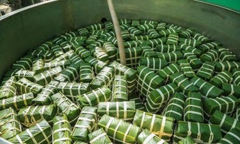 Thị trường ngày 17/1: Nấu bánh chưng thuê đắt hàng dịp cận Tết