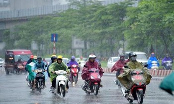 Hà Nội, TPHCM đón mưa dông