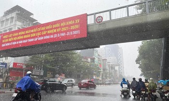 Miền Bắc có mưa dông trên diện rộng, nắng nóng chấm dứt