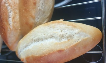 Nhiều bà nội trợ mở lò bánh mì tại gia kiếm thêm thu nhập mùa dịch