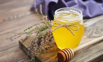 Mật ong bạc hà Hà Giang giá tiền triệu hút khách; hơn 900 triệu đồng một chiếc áo Noel
