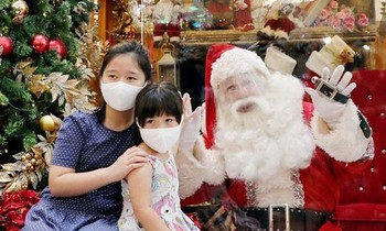 Ông già Noel 'cưỡi' xe máy thất nghiệp, ông già Noel online lên ngôi