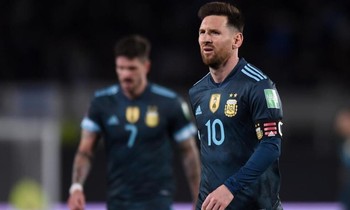 Thắng khó nhọc, Messi đổ lỗi cho... trọng tài