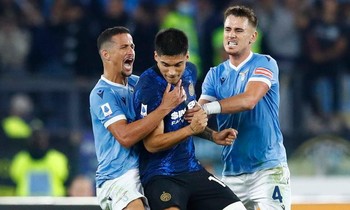Ngôi sao Lazio dính thẻ đỏ vì ăn mừng trên đầu đối thủ