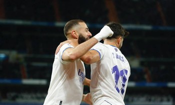 Benzema lập công, Real Madrid lên ngôi đầu