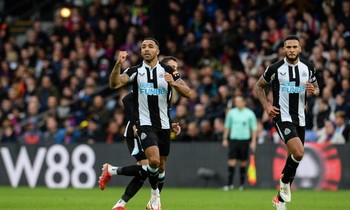 Nhờ VAR, Newcastle thoát thua trong gang tấc