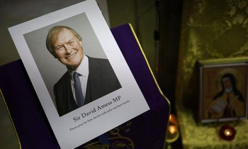 Di ảnh của cố nghị sĩ David Amess tại một nhà thờ ở thành phố Winchester, cố đô của nước Anh. Ảnh: Getty.