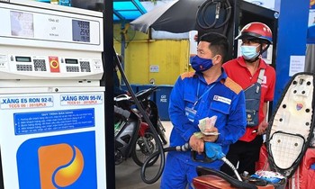 Giá xăng dầu tăng mạnh lên mức cao nhất trong 7 năm qua, RON95 vượt mốc 24.330 đồng/lít