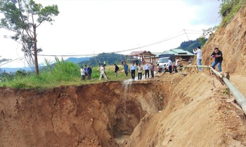 Một đoạn đường tại xã Ga Ry (Tây Giang, Quảng Nam) bị đứt gãy sau mưa lũ khiến việc đi lại của người dân gặp rất nhiều khó khăn. Ảnh: A.N