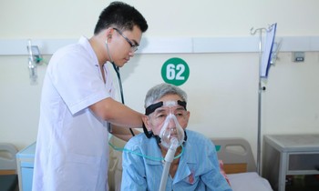 Young doctor Le Van An visits a poor patient in mountainous areas