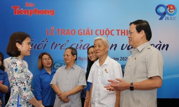 Two special guests, former Secretary of the First Central Secretary Doan Ha Quang Du and Mr. Vu Trong Kim and the award-winning authors, the delegation exchanged at the awards ceremony. Photo: Nhu Y
