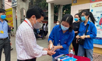 Ông Mai Văn Trinh kiểm tra một điểm thi năm 2020 trong bối cảnh có dịch COVID-19