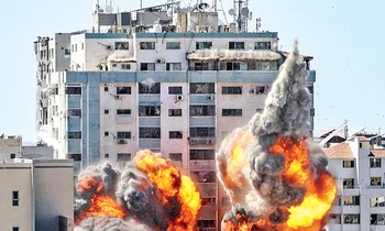 Khói lửa bốc lên từ Tòa tháp al - Jala, nơi đặt văn phòng AP và Al-Jazeera khi tòa nhà này bị trúng không kích của Israel tại Dải Gaza. Ảnh: AP