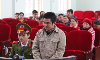 Thầy Tùng ân hận, lánh xa ánh nhìn của người thân, học trò. Ảnh: Duy Chiến
