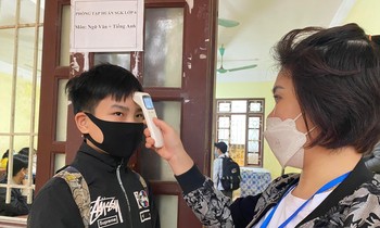 Học sinh lớp 9 trong một giờ học trực tiếp tại Hà Nội